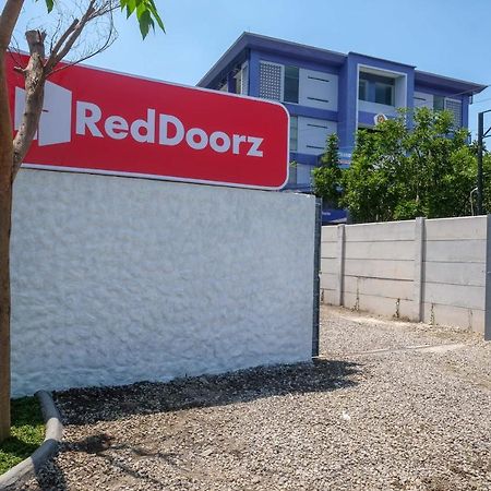 Отель Reddoorz Near Tugu Kartasura Sukoharjo Экстерьер фото