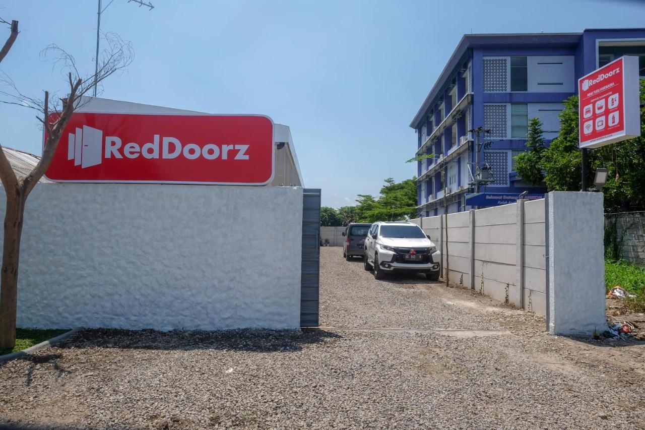 Отель Reddoorz Near Tugu Kartasura Sukoharjo Экстерьер фото