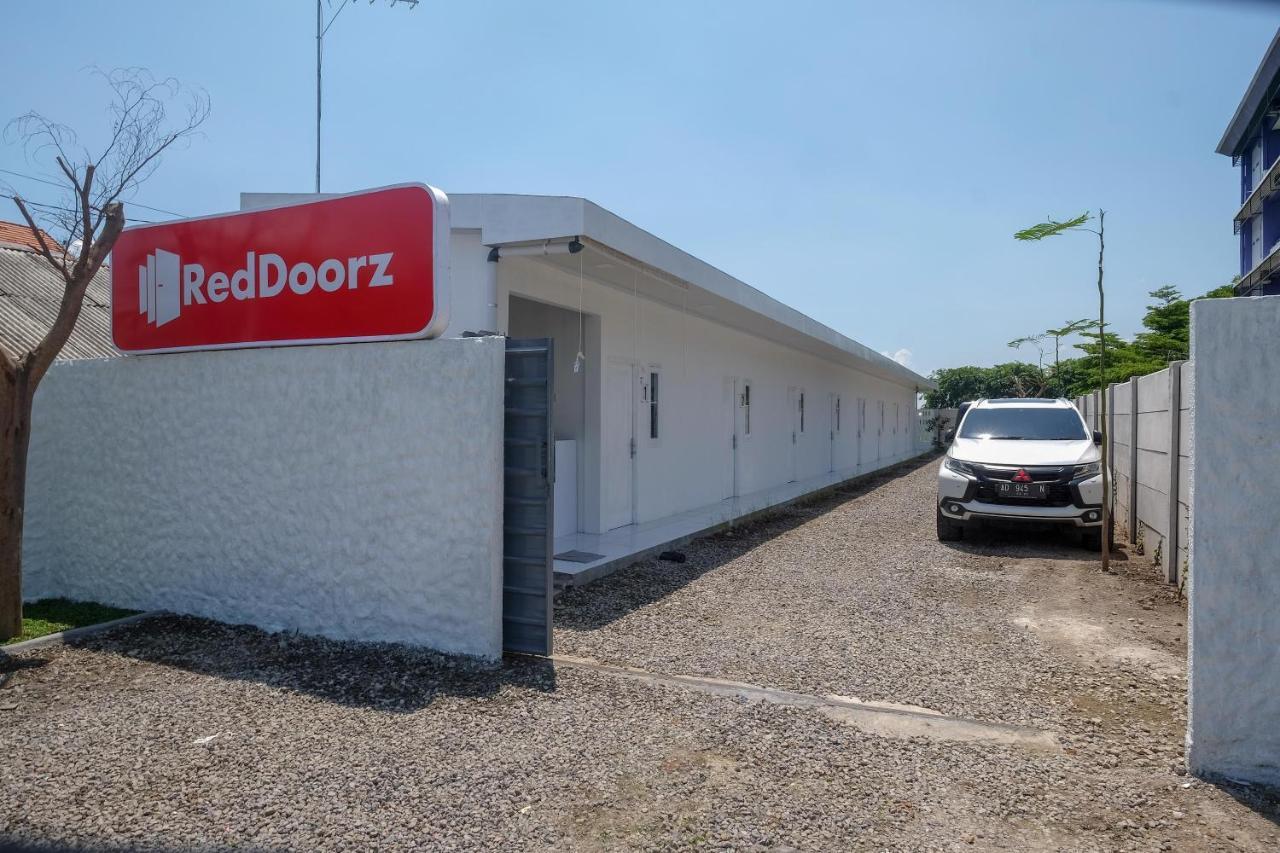 Отель Reddoorz Near Tugu Kartasura Sukoharjo Экстерьер фото