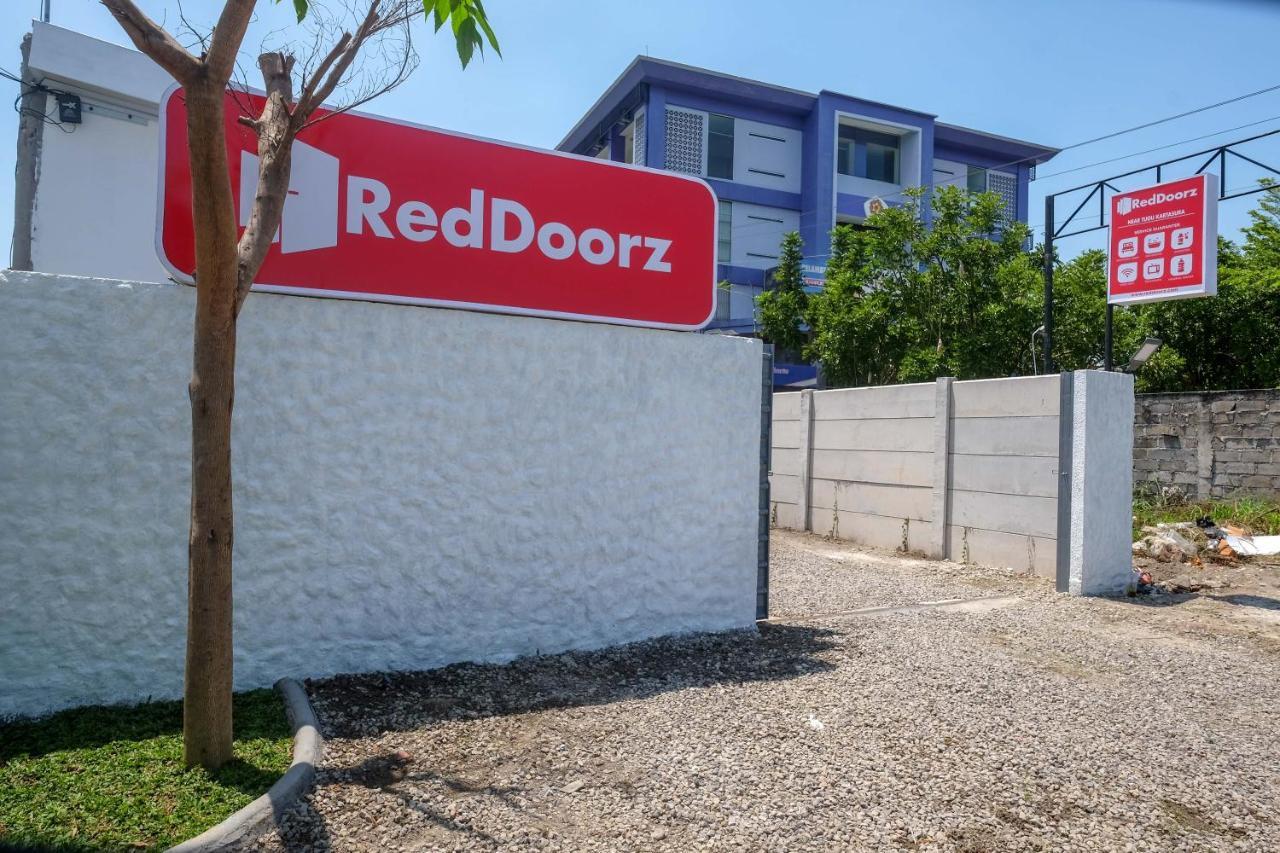 Отель Reddoorz Near Tugu Kartasura Sukoharjo Экстерьер фото